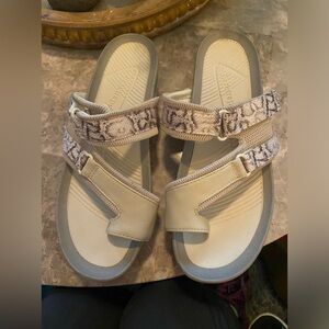 Baretraps sandals creamy white- black/white snakeskin detail-velcro straps 
Sz8